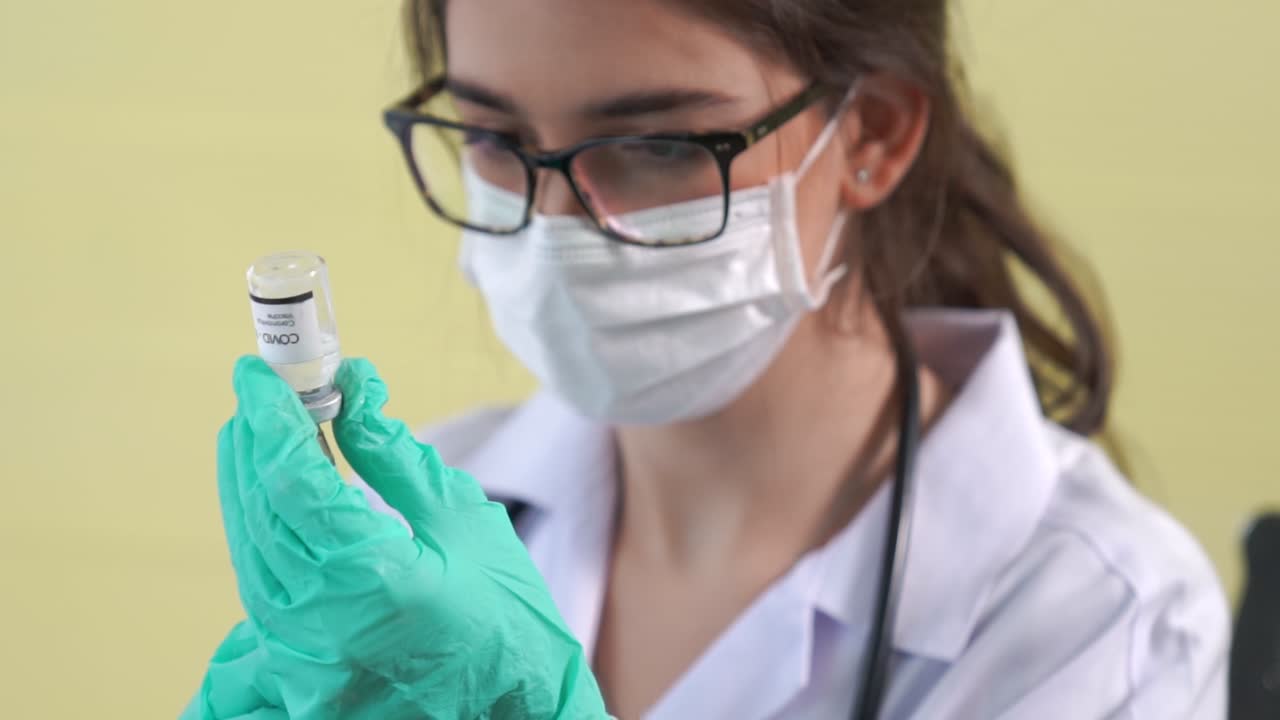 un médico experto prepara la vacuna con competencia antes de la inyección