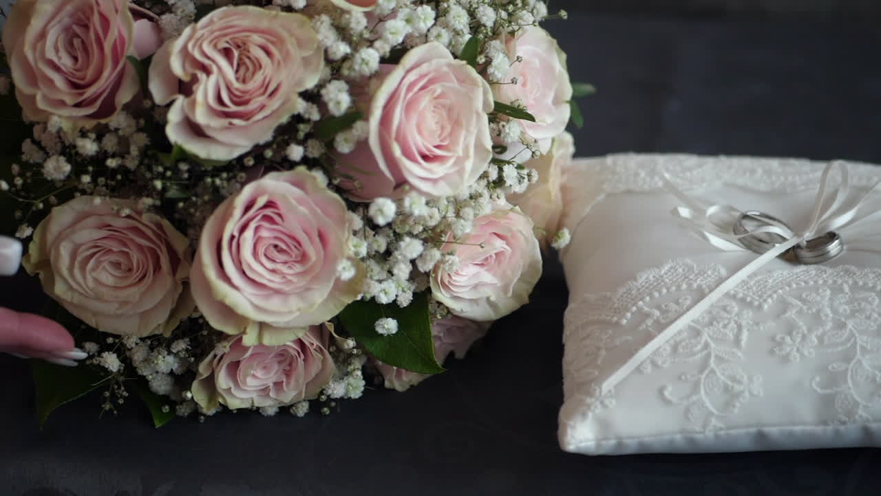 결혼 반지와 꽃받침