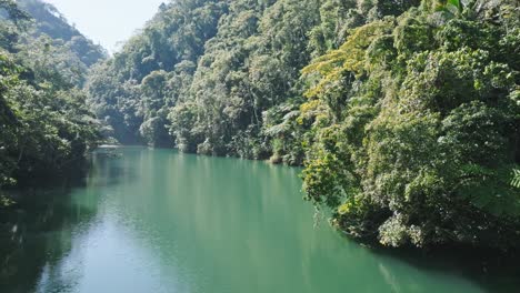 Vuelo-Sobre-El-Hermoso-Río-Tropical-Tireo-Bonao-En-La-Selva-Profunda-De-República-Dominicana