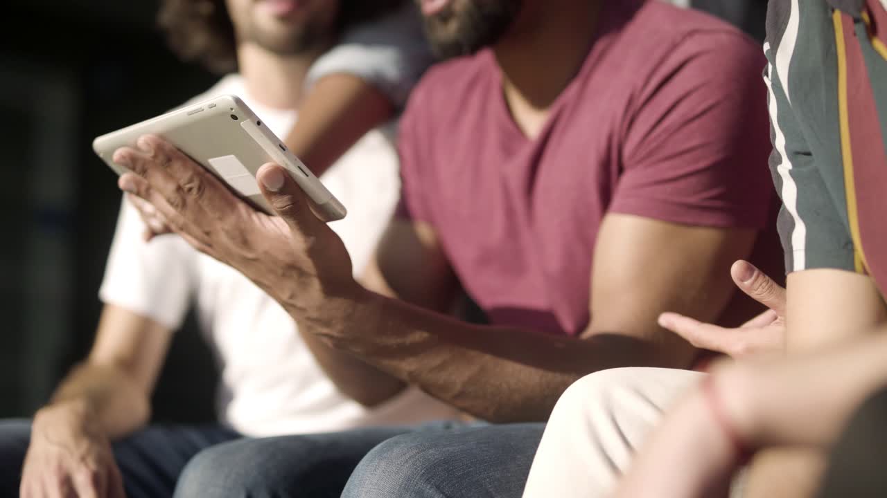 vista de cerca de los programadores que utilizan la tableta