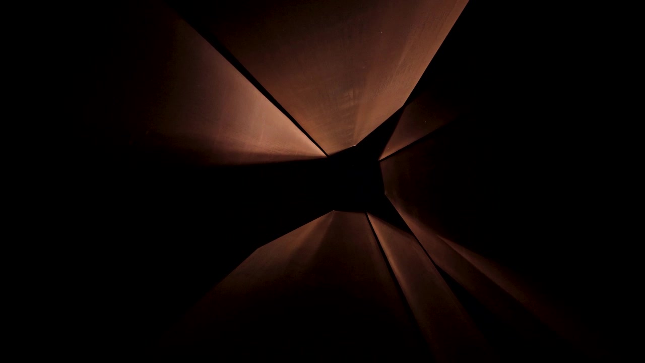 Vista dal basso all'interno delle imponenti lastre d'acciaio della scultura "7" di Richard Serra a Doha, Qatar. Una suggestiva visione astratta di arte moderna.