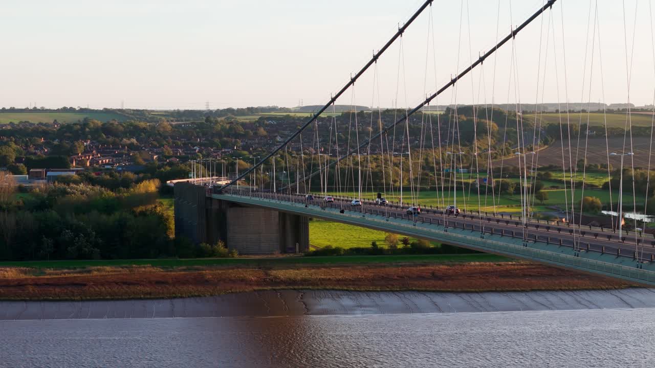un momento cinematográfico se desarrolla cuando el puente humber toma el centro del escenario durante una fascinante puesta de sol, con coches tejiendo su camino debajo