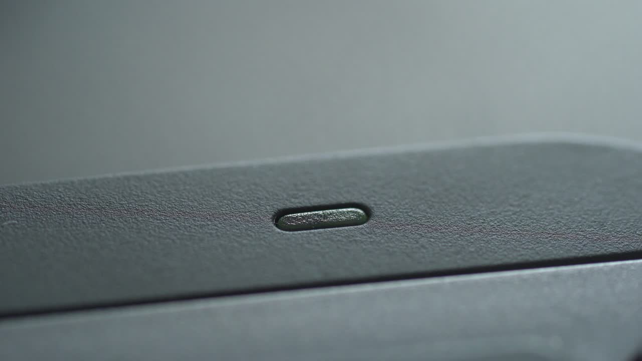 un primer plano extremo de una luz verde parpadeante en el teclado de la computadora