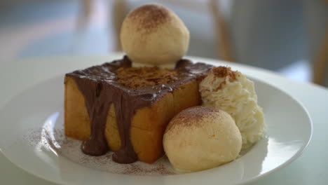 Tostada-De-Miel-Con-Helado-De-Vainilla,-Chocolate-Y-Nata-Montada