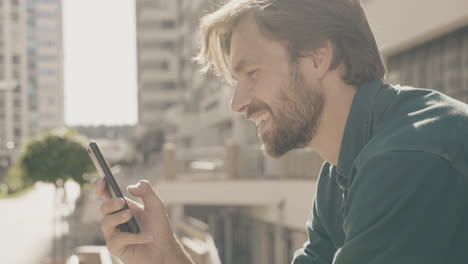 hombre usando teléfono inteligente al aire libre
