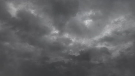 vista del cielo a través de la tormenta