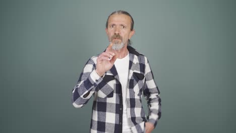 hombre dando un discurso motivacional a la cámara.