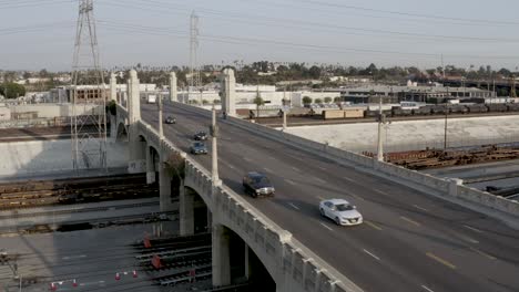 Urbanes-Stadtkonzept---Autos,-Die-Auf-Brückenüberführung-In-Los-Angeles-Fahren