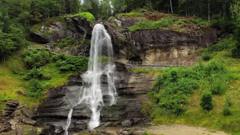 steinsdalsfossen es una cascada en el pueblo de steine en el municipio de kvam en el condado de hordaland, noruega. la cascada es uno de los sitios turísticos más visitados de noruega.