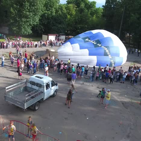 die heißluftballons haben sich vollständig gefüllt. vinnitsa, ukraine - juli 2017: die heißluftsballons sind voll gefüllt und bereit für ihren aufstieg im sommer