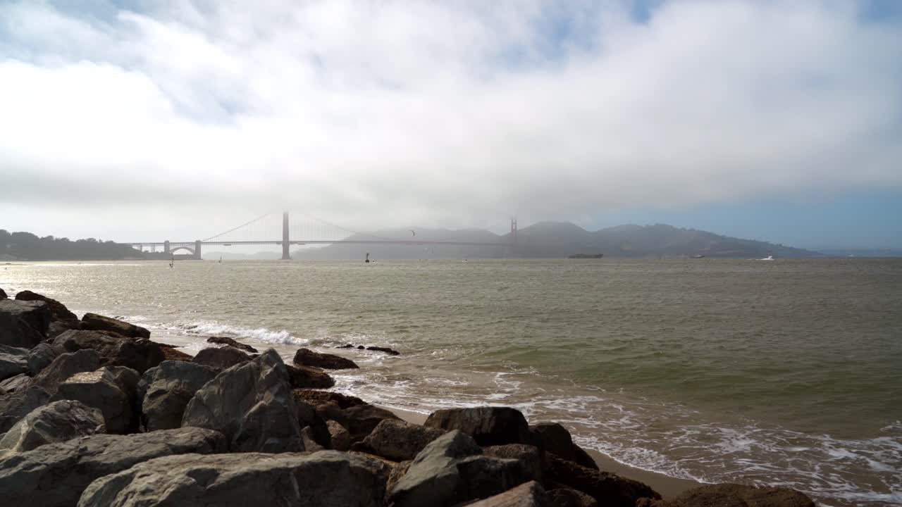 흐린 날 해안가의 샌프란시스코 금문교