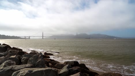 puente golden gate de san francisco en un día nublado junto a la orilla