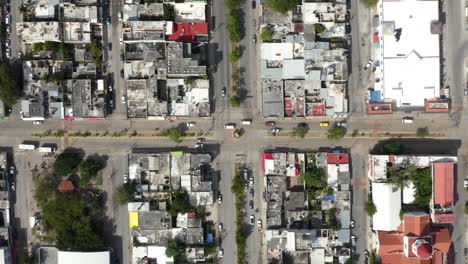 Autos-Fahren-Auf-Einer-Straßenkreuzung-Zwischen-Stadthäusern-In-Mexiko