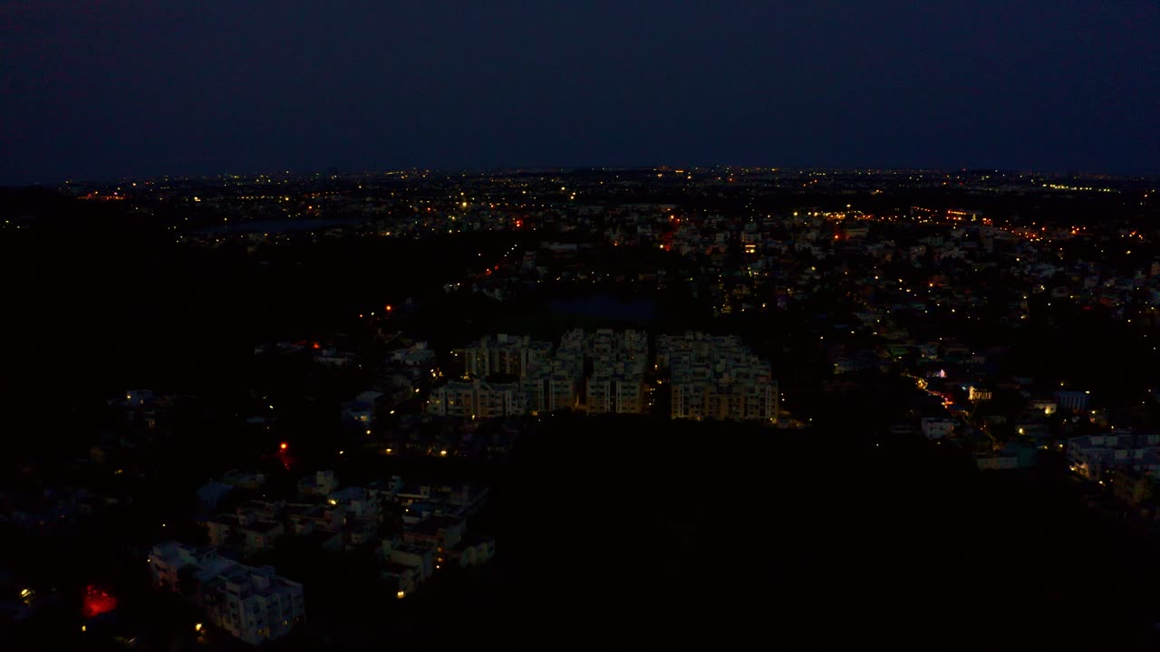 인도 남부의 도시 지역의 공중 촬영은 하루의 여러 시간과 봉쇄 기간 동안 촬영되었습니다.