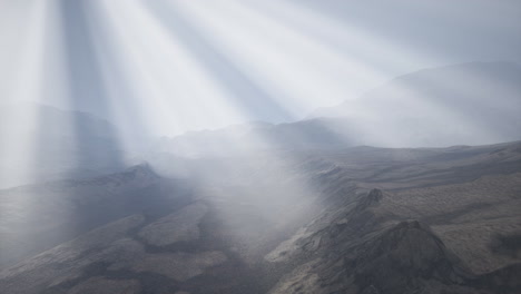 sun rays against the backdrop of the mountains