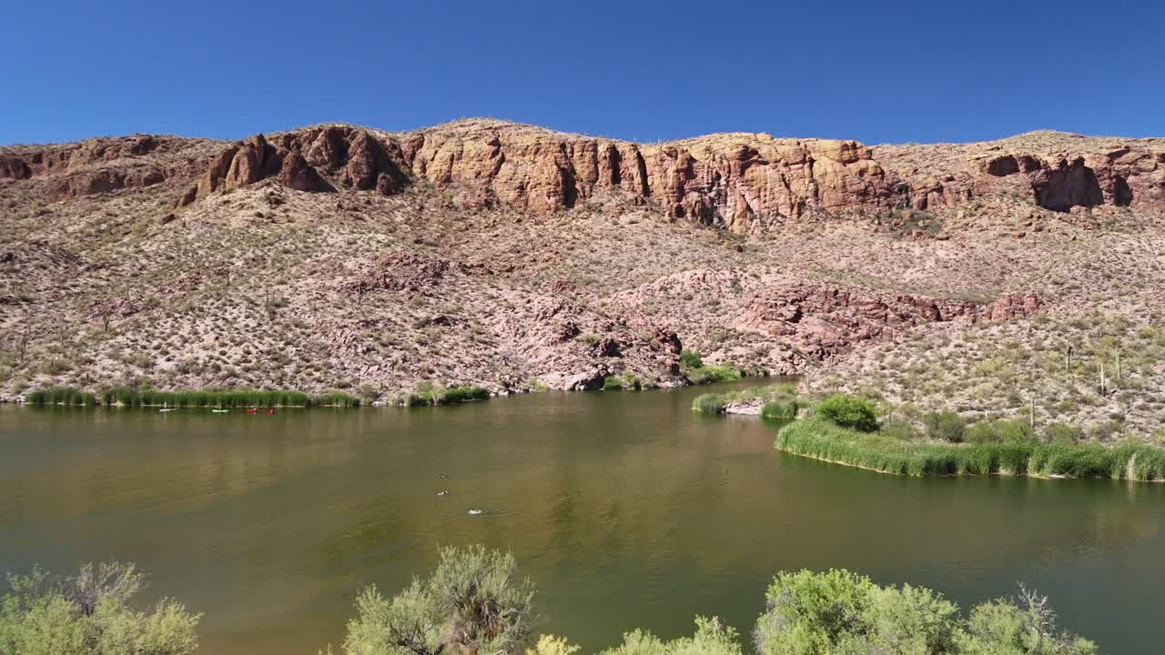 lago del cañón en tortilla flat az cerca de phoenix panning a la izquierda vista aérea de drone mirando la rampa de barcos y los muelles