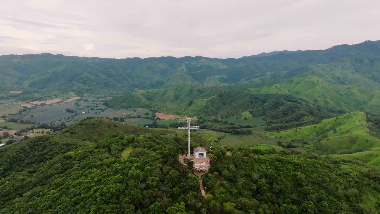 vista panorámica sobre el punto de referencia de la cruz en tecalitlan con montañas verdes exuberantes, campos y cielo azul