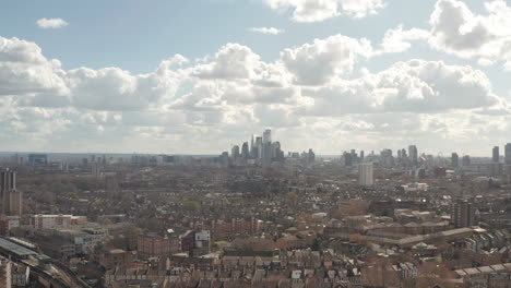 Toma-Aérea-Ascendente-De-Los-Rascacielos-Del-Centro-De-Londres-Desde-Hackney-Central