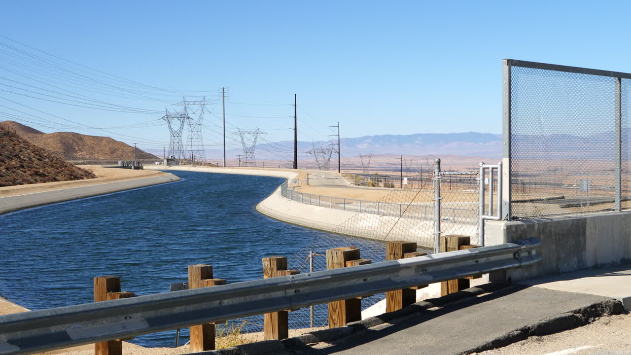 로스 앤젤레스로 향하는 푸른 물이 가득한 캘리포니아 수로의 느린 슬라이딩 샷