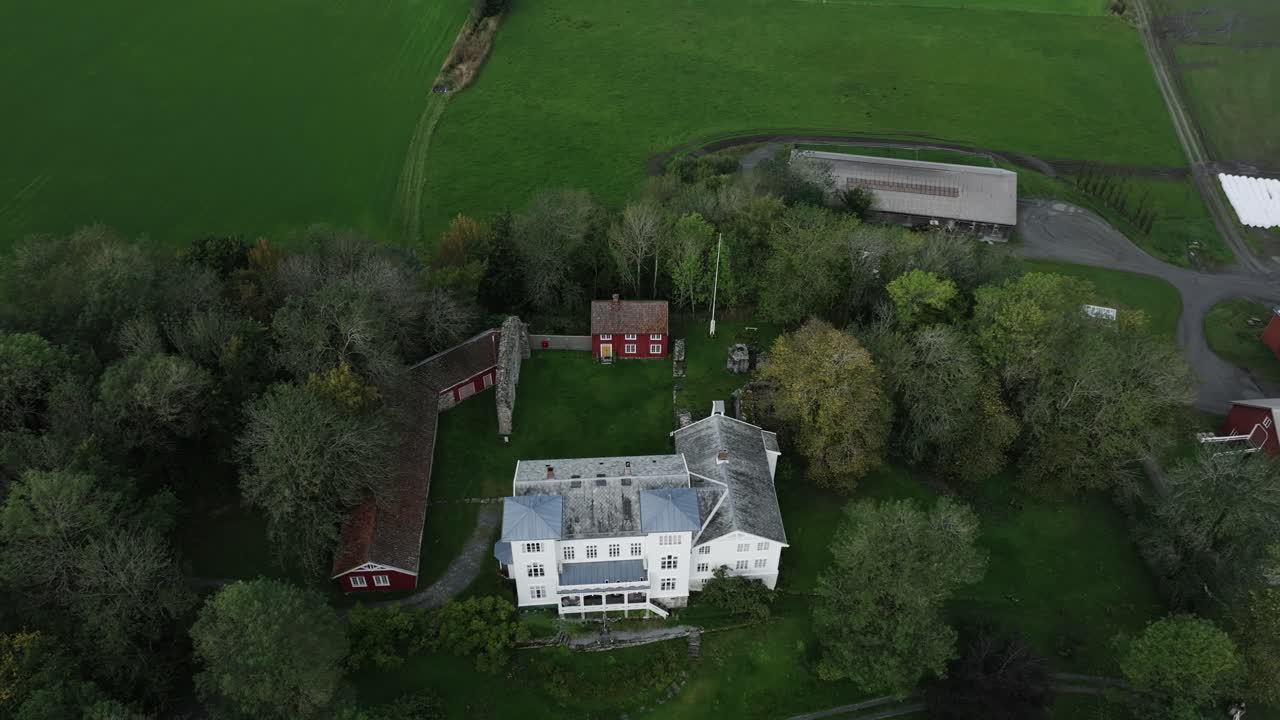 노르웨이 리사 에 있는 푸른  ⁇  과 식물 로 둘러싸인 레인스 클로스터 - 공중 촬영