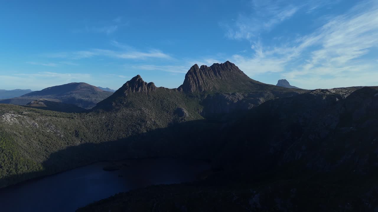 Panorama of the beautiful nature and surroundings of the Cradle Mountain range in Tasmania.