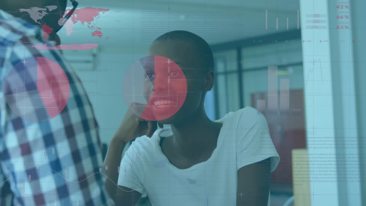 Animazione di interfaccia infografica su una donna e un uomo afroamericani che discutono in ufficio.