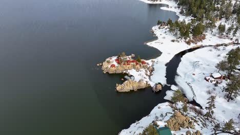 red-roof-houses-in-the-middle-of-a-lake-with-snow-and-tree-around-it-at-Big-bear-mountain-CA