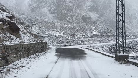 POV-Caminando-Por-La-Carretera-A-Través-De-La-Ciudad-De-Skardu-En-El-Frío-Día-De-Invierno-Con-Nieve