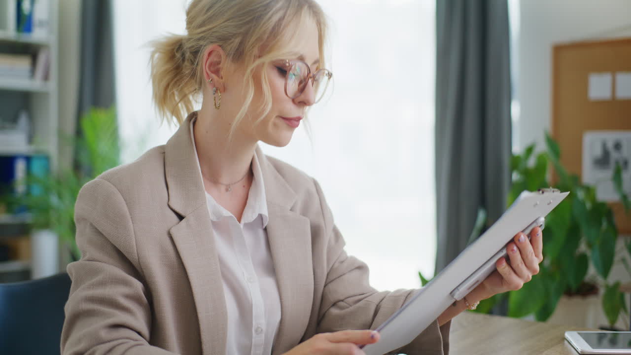 el empleado da documentos a la mujer de negocios