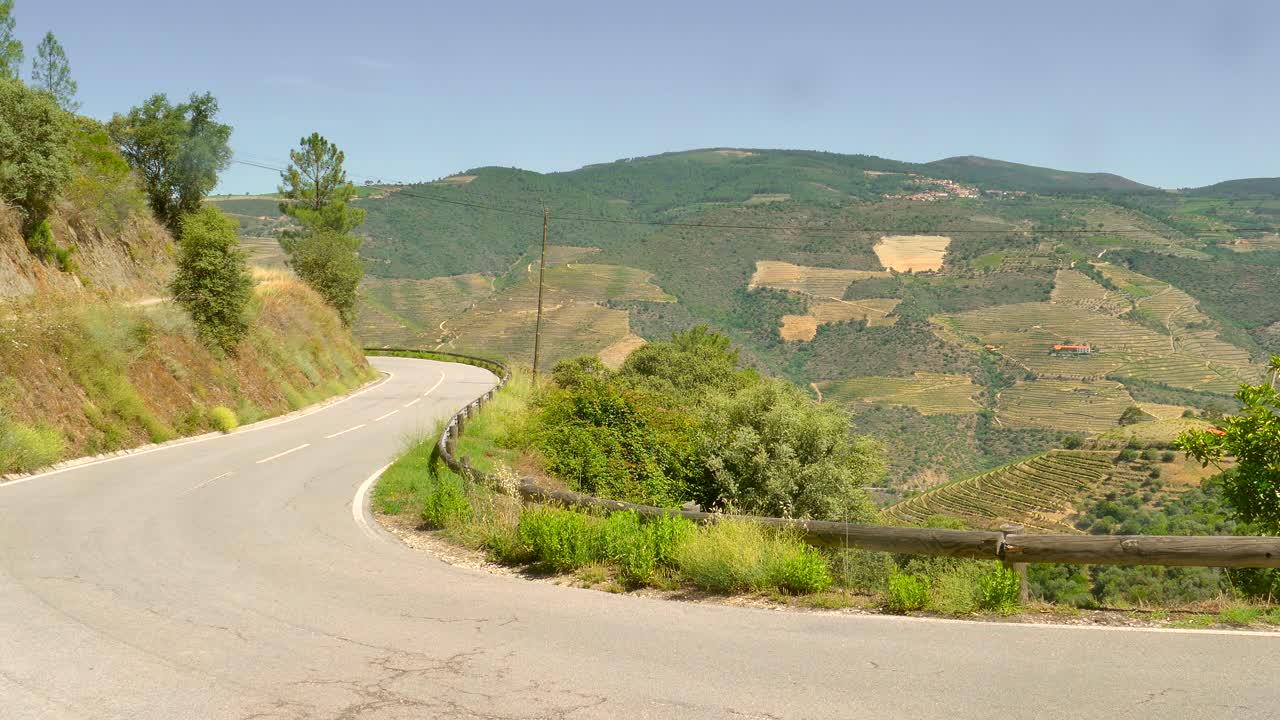 carretera en el valle del douro con vistas a los viñedos en las colinas de las montañas en verano en oporto, portugal