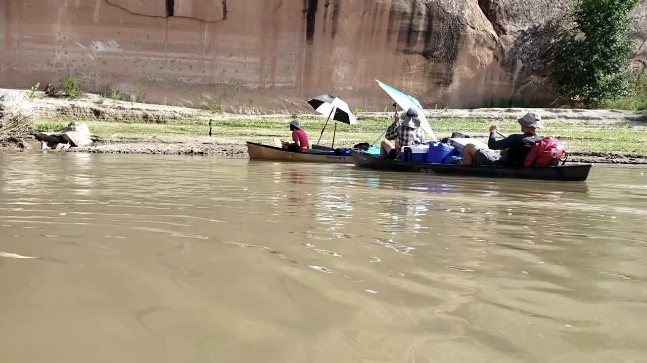 chicos remando hasta la orilla del río en utah