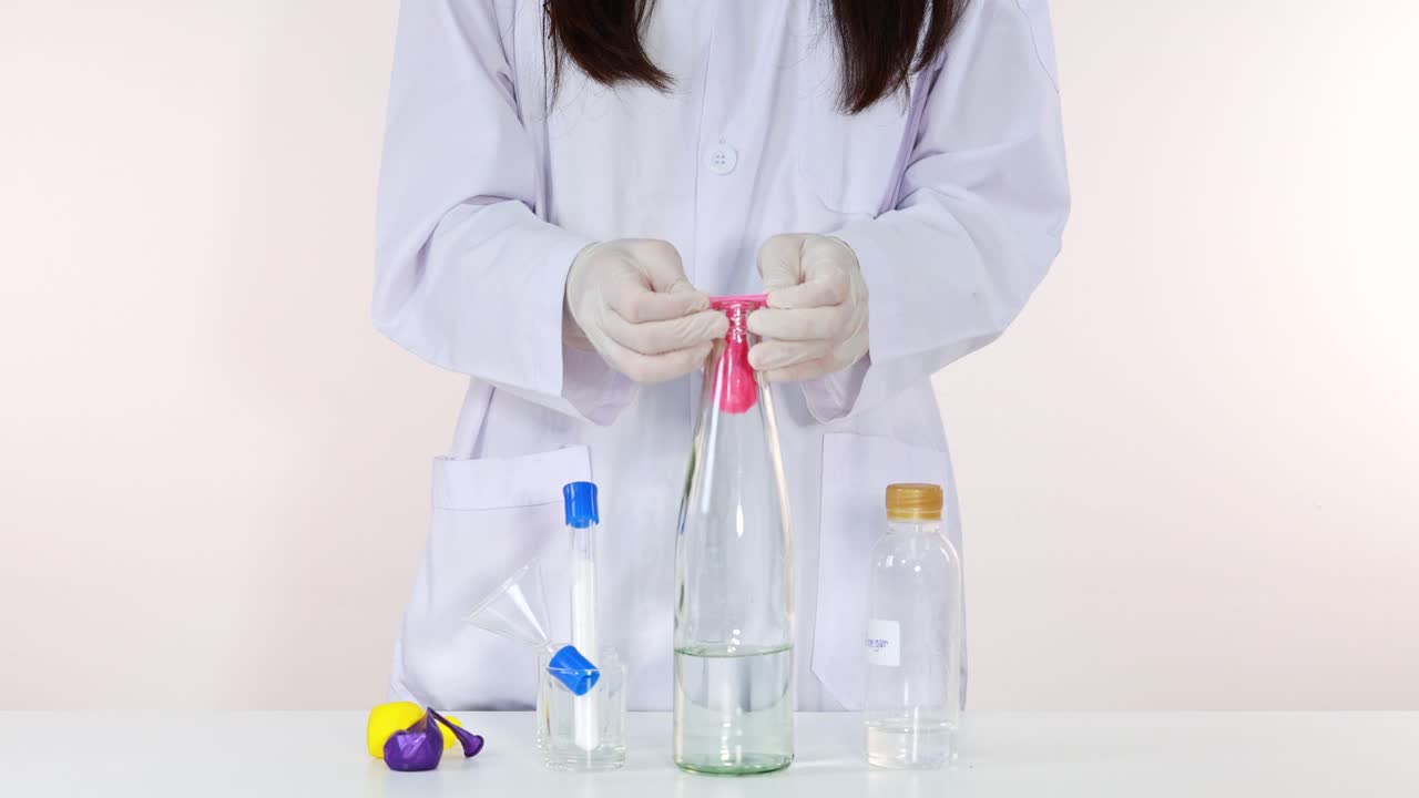 풍선을 부풀리는 화학 반응을 보여주는
