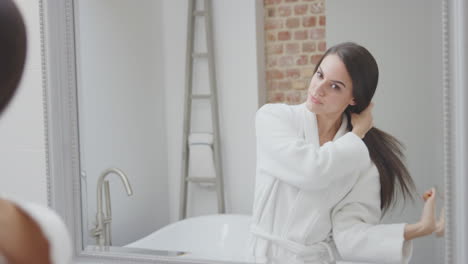 Pareja-Vistiendo-Albornoz-Y-Pijama-Preparándose-En-El-Espejo-Del-Baño-En-Casa