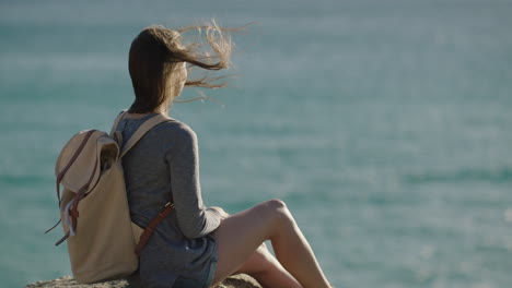 Schöne-Junge-Frau-In-Zeitlupe,-Die-Mithilfe-Der-Smartphone-Kameratechnologie-Ein-Foto-Des-Ruhigen-Meeres-Am-Meer-Macht,-Sitzt-Entspannt-Und-Genießt-Den-Sommerwind,-Der-Durch-Die-Haare-Weht