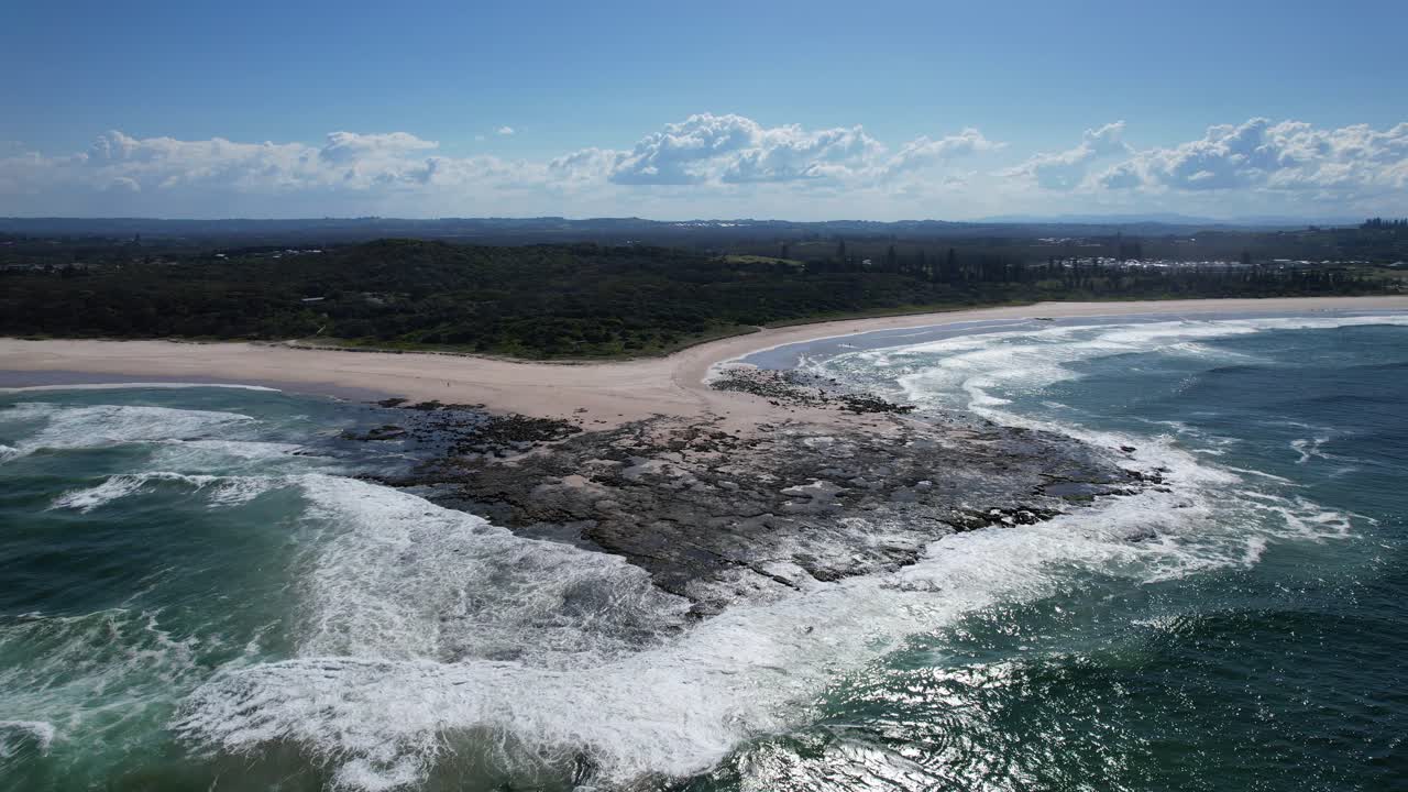 olas espumosas del océano que salpican en la playa de sharpes, flat rock, nueva gales del sur, australia - foto aérea