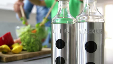 cerca de las botellas delante de la gente cocinando