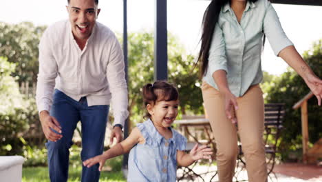 feliz, niño o niña huyendo de los padres