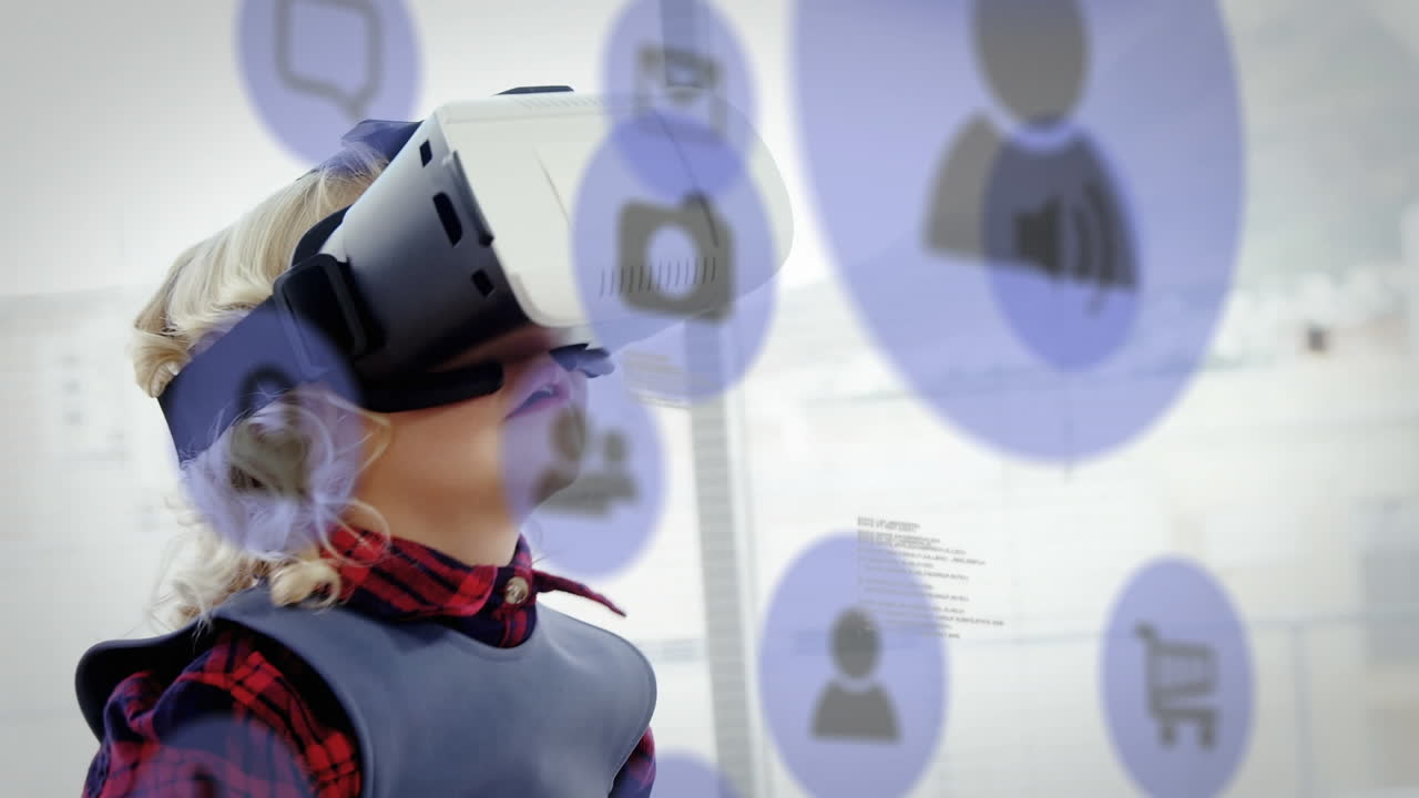 animación de procesamiento de datos e iconos de redes sociales sobre un niño caucásico que usa auriculares vr