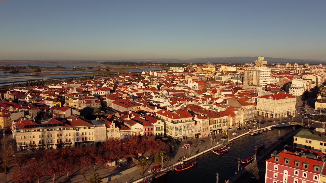 Veduta aerea della città di Aveiro, sulla costa occidentale del Portogallo, situata lungo una laguna chiamata Ria de Aveiro, al tramonto