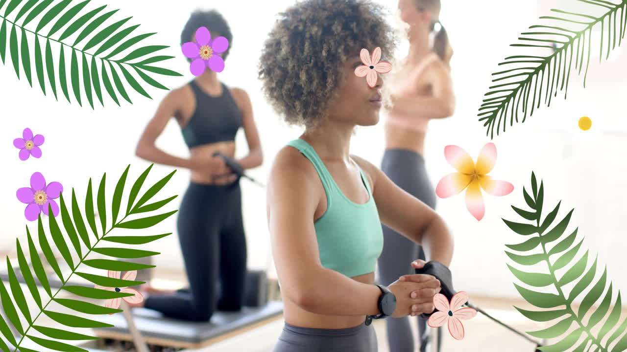 flores tropicales y hojas animación sobre mujeres haciendo ejercicio en el estudio de fitness