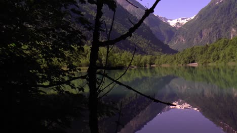 un hermoso lago con el reflejo de las montañas en el agua