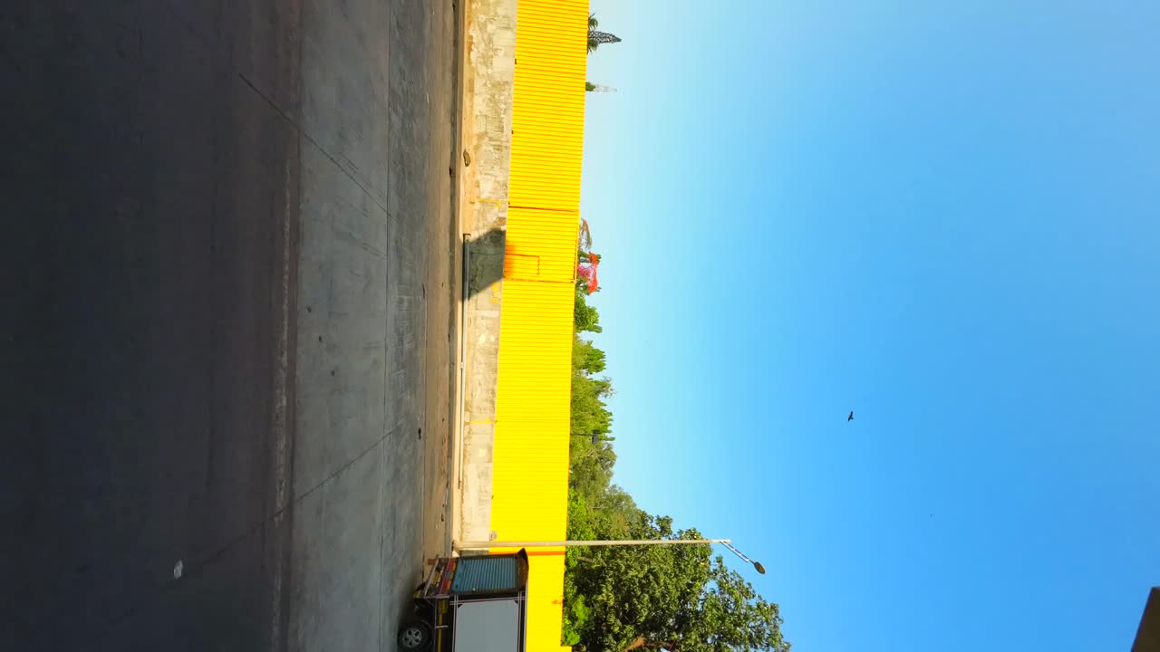 viajando por la mañana timelaps video en vista vertical