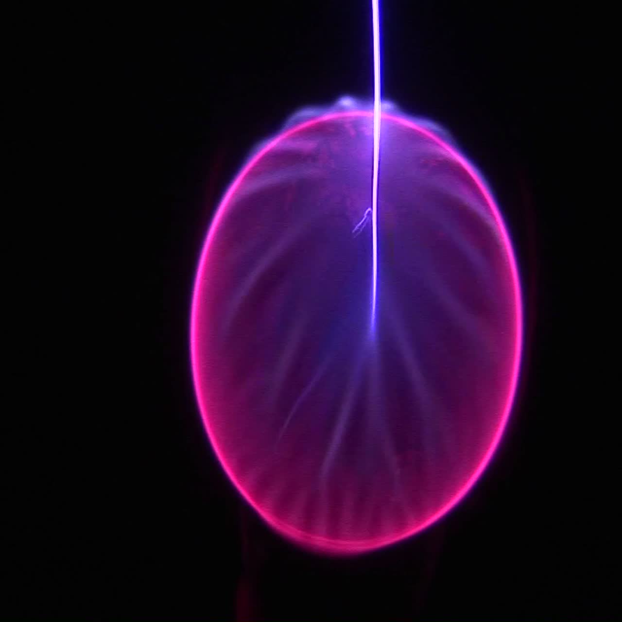 una esfera de energía de luz se mueve en círculos 1