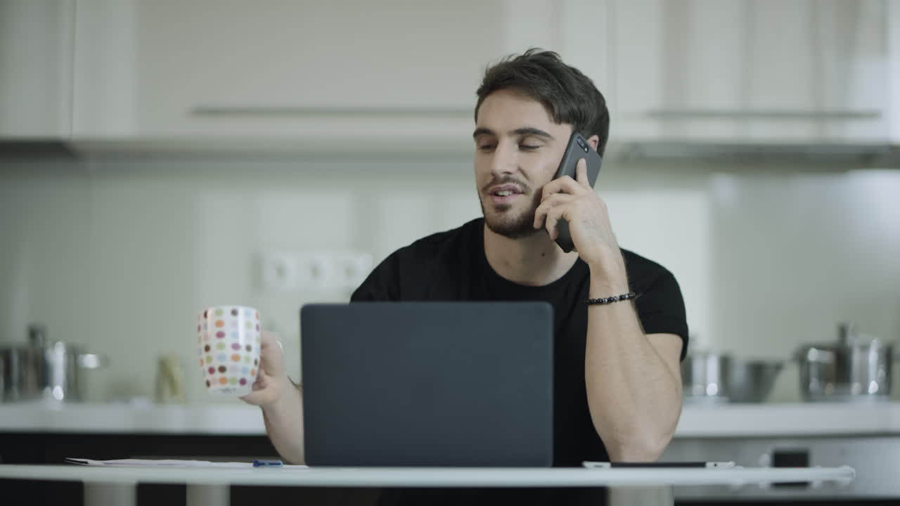 hombre de negocios bebiendo café y hablando por teléfono en casa. hombre de negocios llama móvil