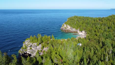 Coastline-of-Bruce-peninsula-with-green-forest,-aerial-view