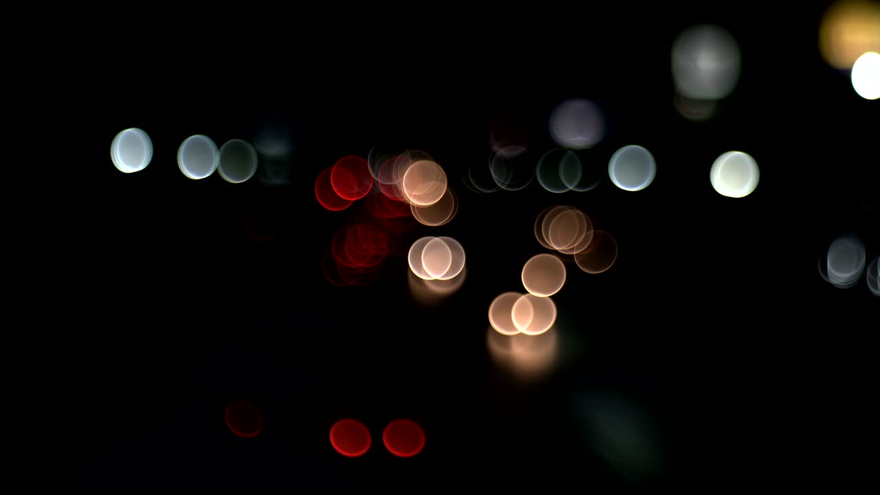 el tráfico de automóviles desenfocado y borroso en la calle de bangkok por la noche, alto ruido y hermoso bokeh.