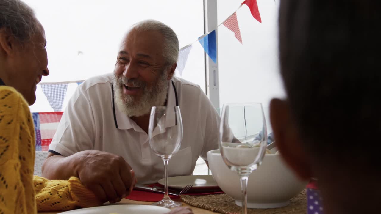 familia multigeneracional que tiene una comida de celebración