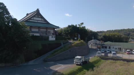 Start-Von-Der-Landstraße-Zum-Japanischen-Tempel