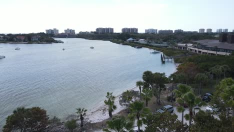 Aéreo,-Girando-Desde-El-Parque-Con-Vista-Al-Nuevo-Paso-En-Sarasota,-Florida