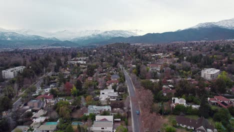 Einzelnes-Blaues-Auto,-Das-Einsame-Straße-In-Der-Condes-region-Von-Santiago,-Chile-Fährt